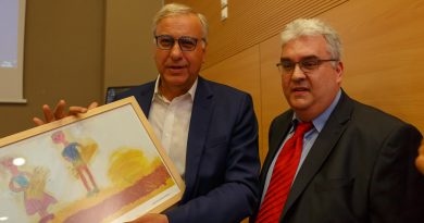 Δελτίο Τύπου για την έκθεση του 5ου Δημοτικού σχολείου Δάφνης στο Μουσείο Μπουζιάνη Δελτίο Τύπου για την έκθεση του 5ου Δημοτικού σχολείου Δάφνης στο Μουσείο Μπουζιάνη