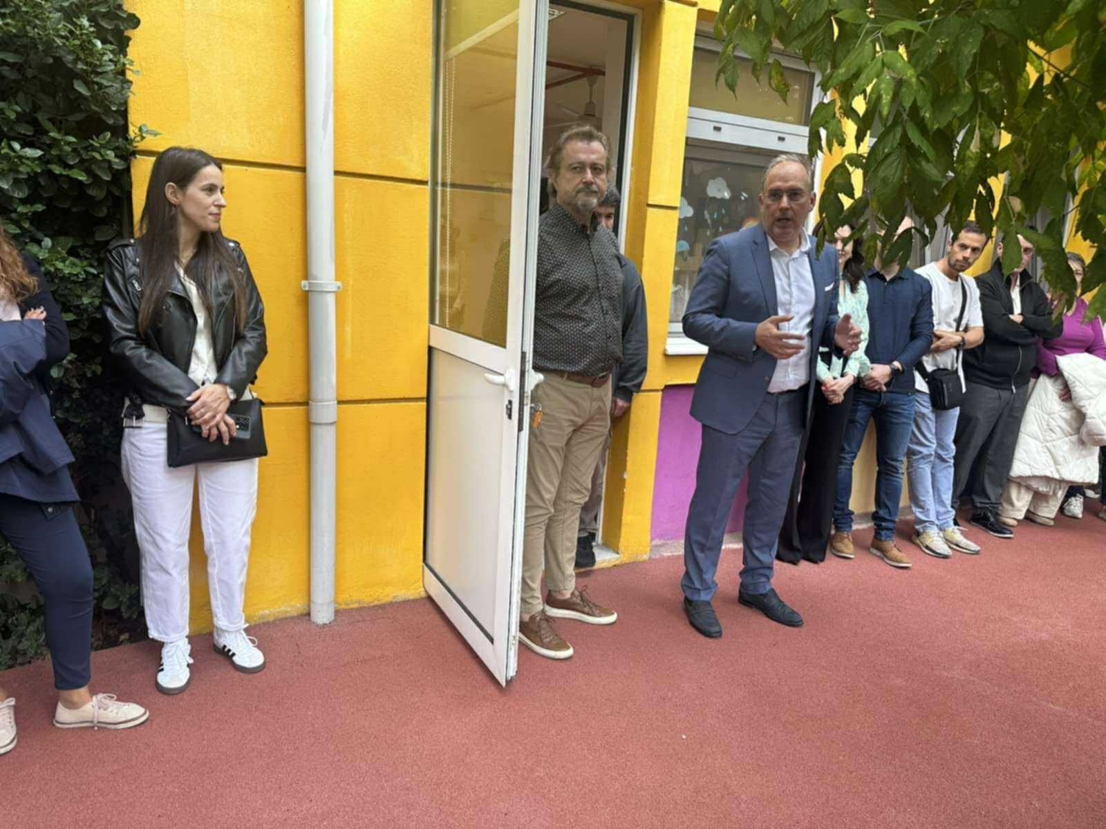 Ο Δήμαρχος Δάφνης–Υμηττού, Νικόλαος Τσιλίφης, κοντά στους γονείς και τα παιδιά των Βρεφονηπιακών Σταθμών