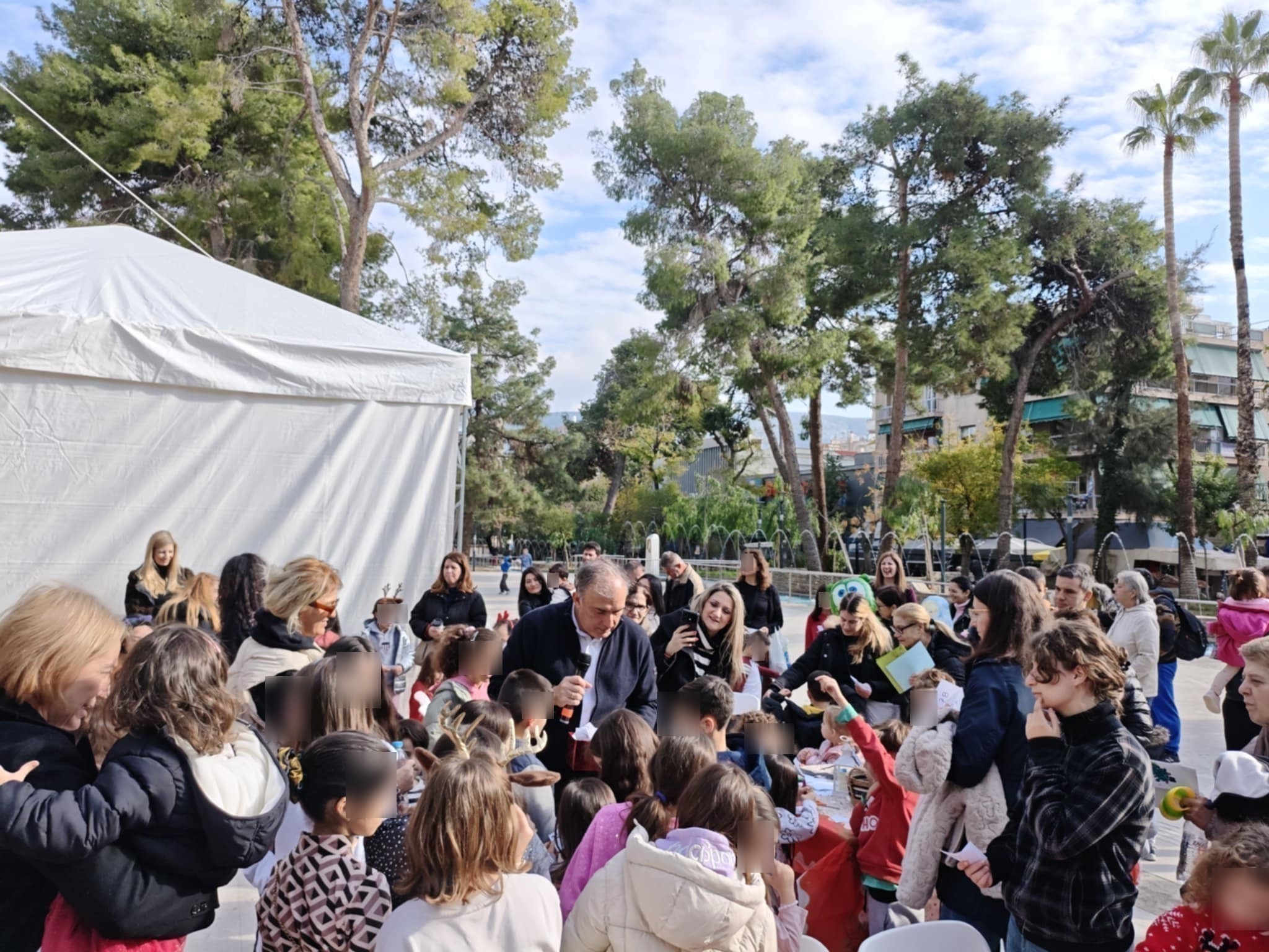 Τα Χριστούγεννα ζωντάνεψαν στην Πλατεία Δημαρχείου Δάφνης μέσα από παιδικές δημιουργίες και χαμόγελα