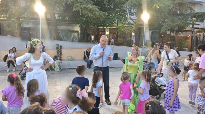 Μια πολύχρωμη «Κυριακή στην πόλη των παιδιών» που έφερε στην πλατεία της πόλης μας νεράιδες και ξωτικά