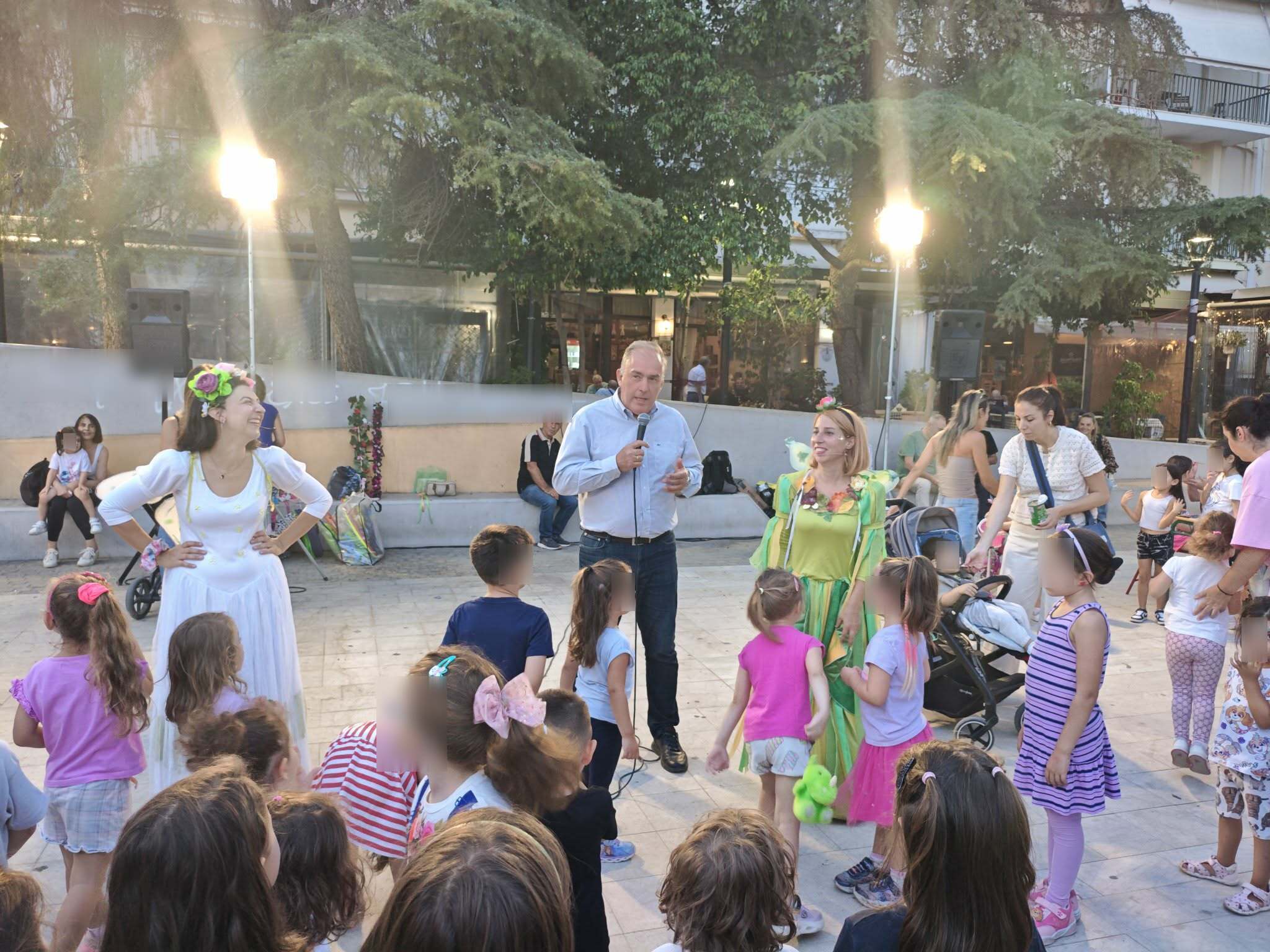 Μια πολύχρωμη «Κυριακή στην πόλη των παιδιών» που έφερε στην πλατεία της πόλης μας νεράιδες και ξωτικά