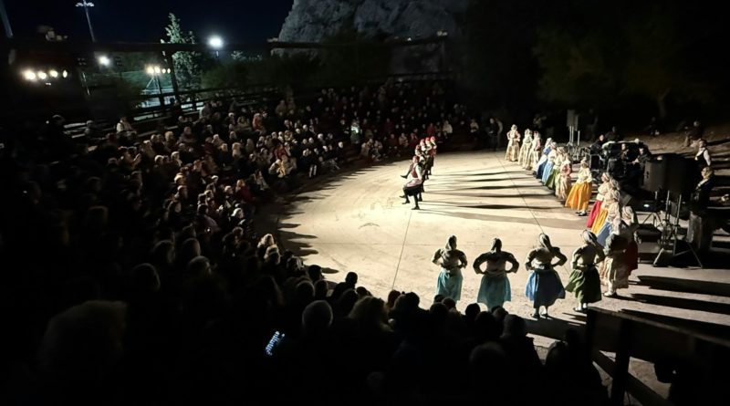 Για χορό να πας… – Το Εργαστήρι Παραδοσιακών & Λαϊκών Χορών του Δήμου μας έκλεισε με χορό το Φεστιβάλ στη Σκιά των Βράχων 2026