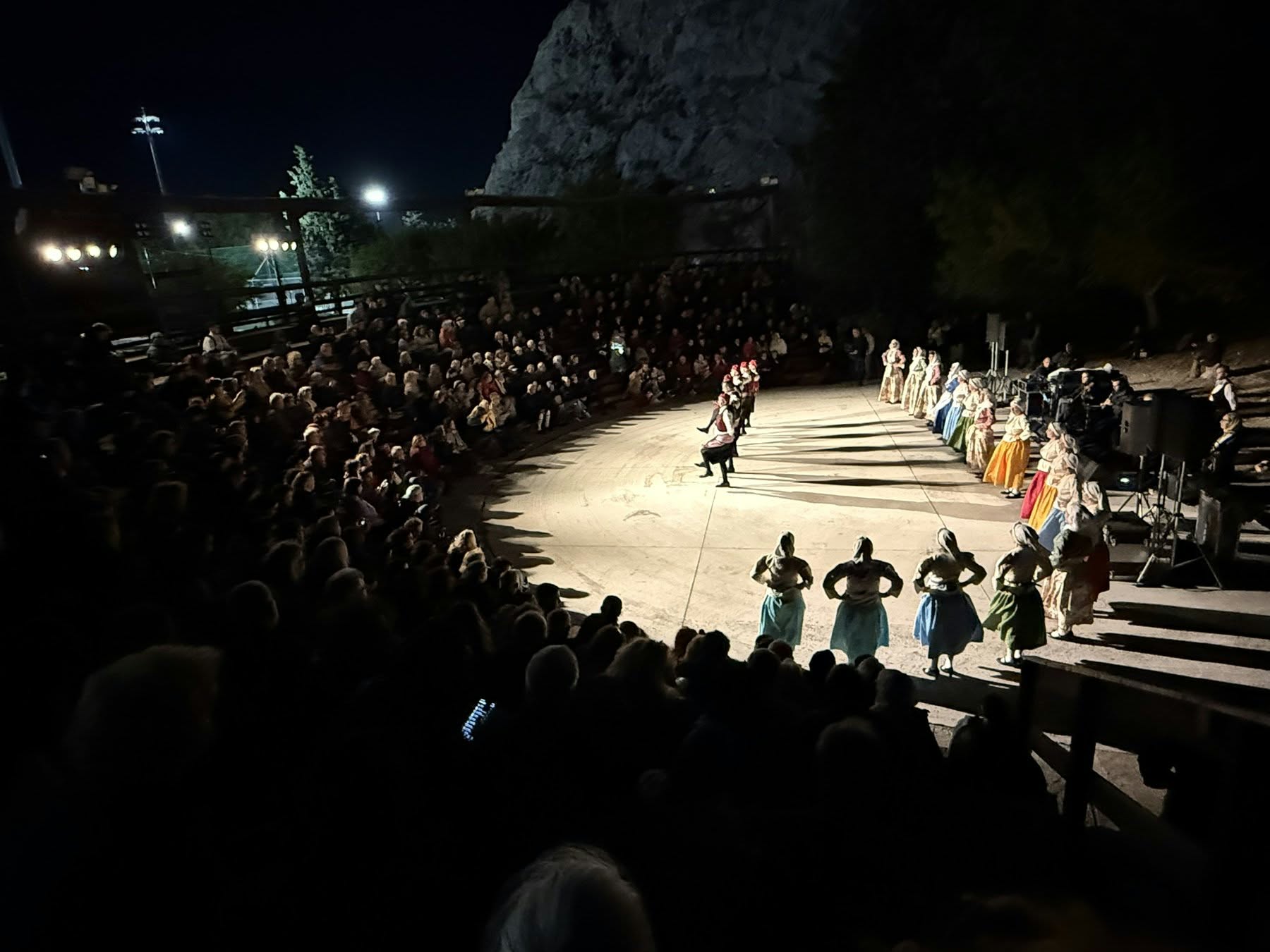 Για χορό να πας… – Το Εργαστήρι Παραδοσιακών & Λαϊκών Χορών του Δήμου μας έκλεισε με χορό το Φεστιβάλ στη Σκιά των Βράχων 2026